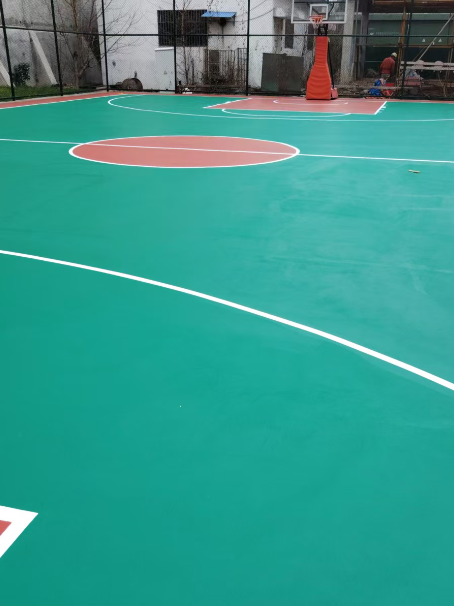 熊口管理区 球场长期使用易出现地面开裂